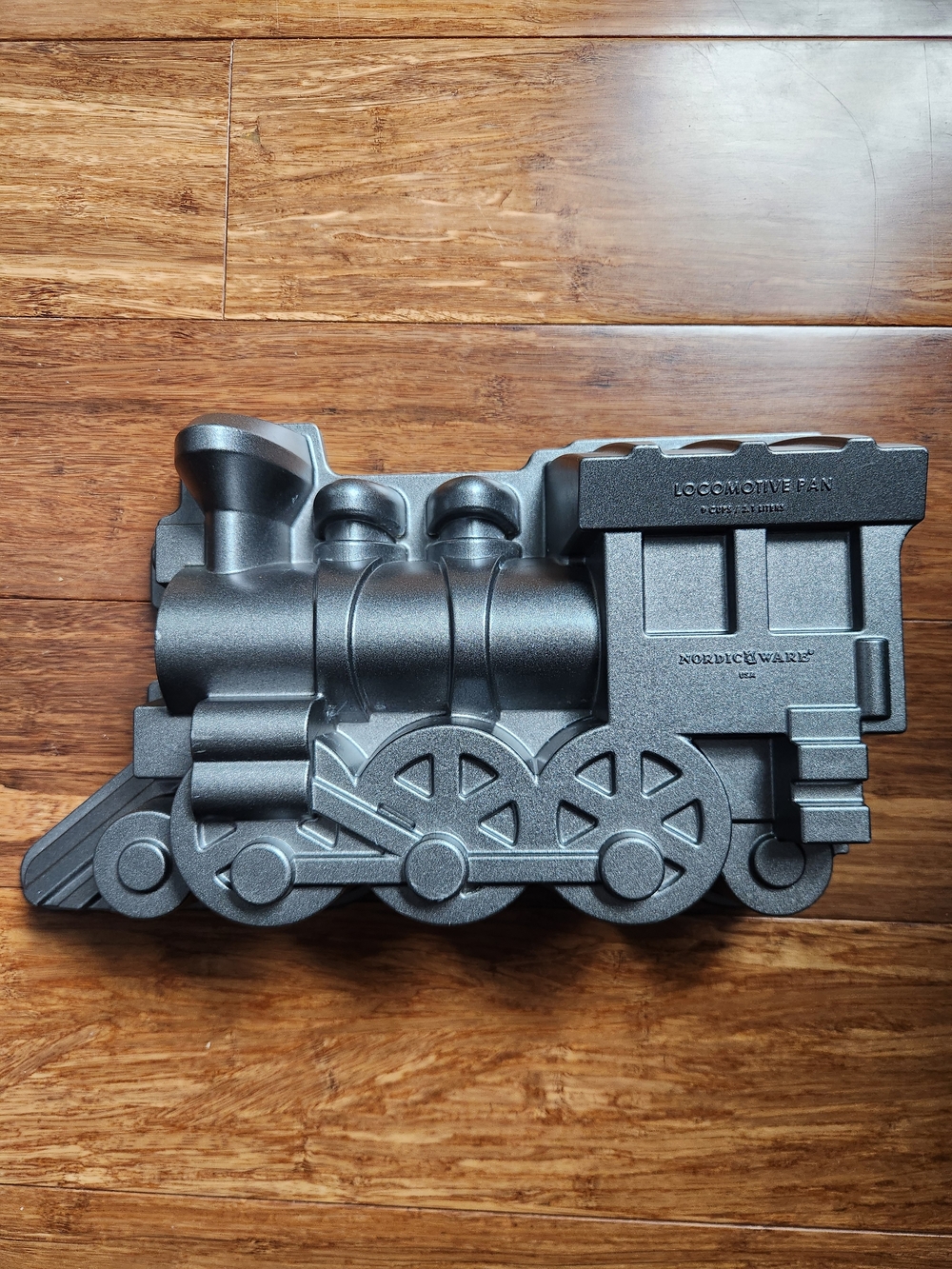 Nordic Ware Metal Locomotive Pan Train Cake Mold Birthday Thomas Chuggington